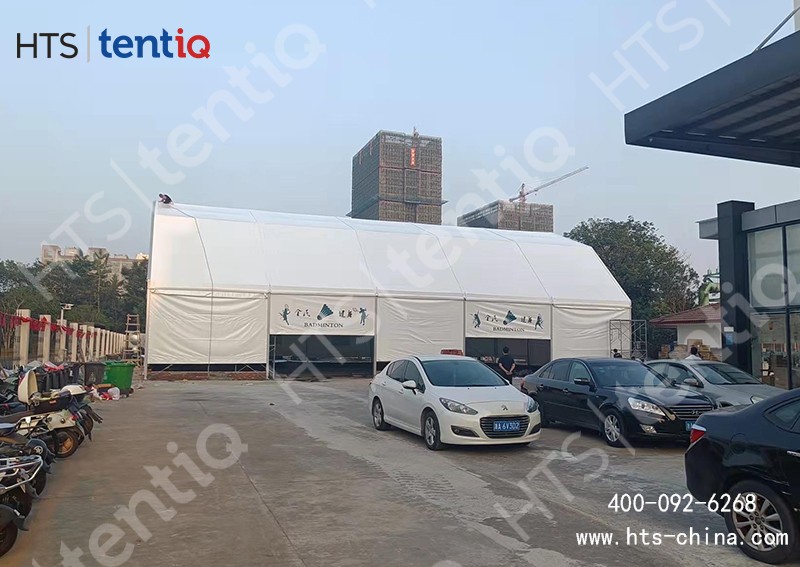 篷房結(jié)構(gòu)做羽毛球館具有很多獨(dú)特優(yōu)勢(shì)，如今被廣泛使用