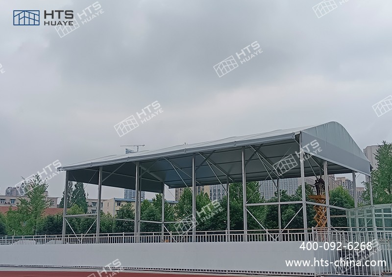 某科技大學又新建一座350平方米的網球館篷房，邊高可達9.6米