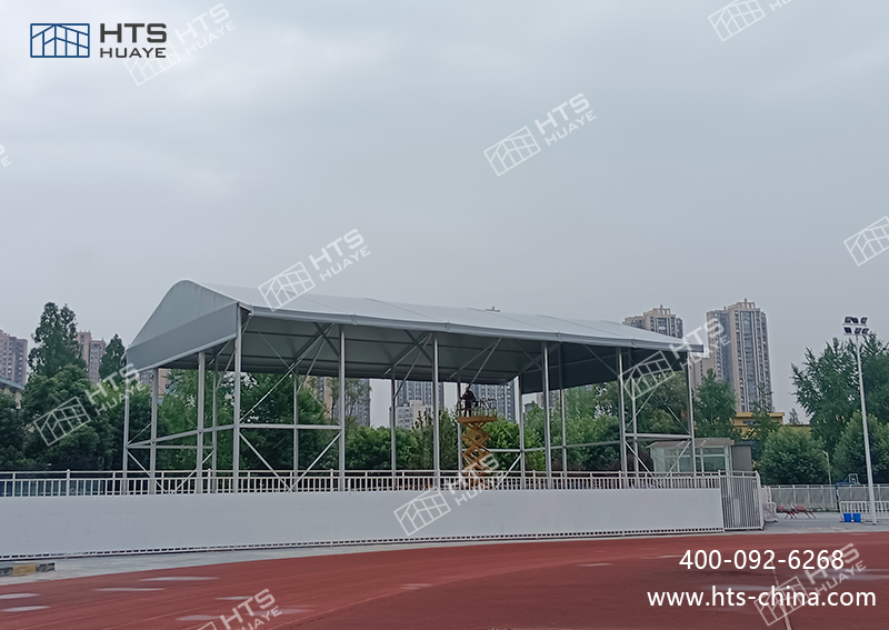 某科技大學又新建一座350平方米的網球館篷房，邊高可達9.6米