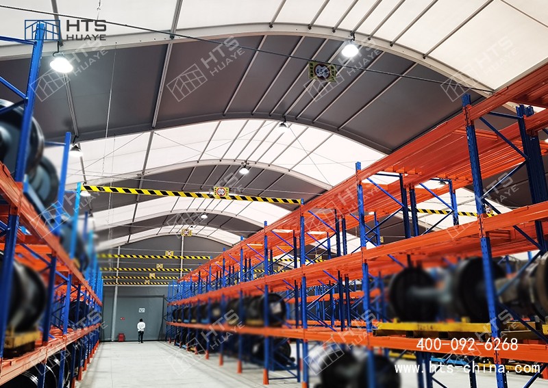 這是一家專注于大跨度抗臺(tái)風(fēng)倉儲(chǔ)篷房生產(chǎn)的專業(yè)工廠